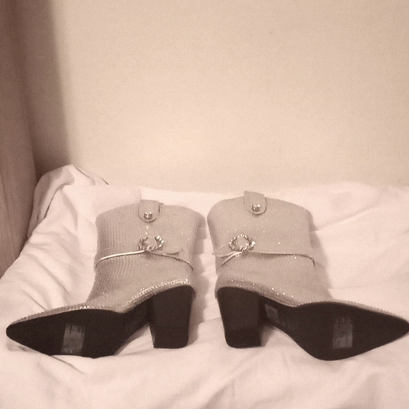 Rhinestones boots, pointed toes silver, size 8 and 3 1/2 inches high. - Picture 5 of 6